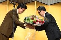 左から小栗旬、三谷幸喜。