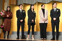 左から菊地凛子、瀬戸康史、小池栄子、新垣結衣、菅田将暉。