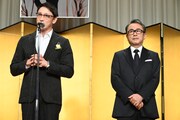 左から山本耕史、三谷幸喜。