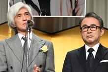 左から佐藤浩市、三谷幸喜。