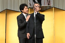 大泉洋（左）のマイクを奪う三谷幸喜（右）。