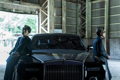 左から清水尋也扮する半間、間宮祥太朗演じるキサキ。