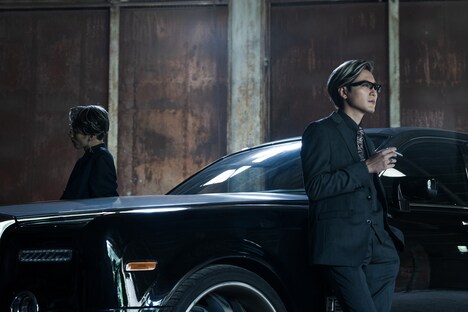 左から清水尋也扮する半間、間宮祥太朗演じるキサキ。