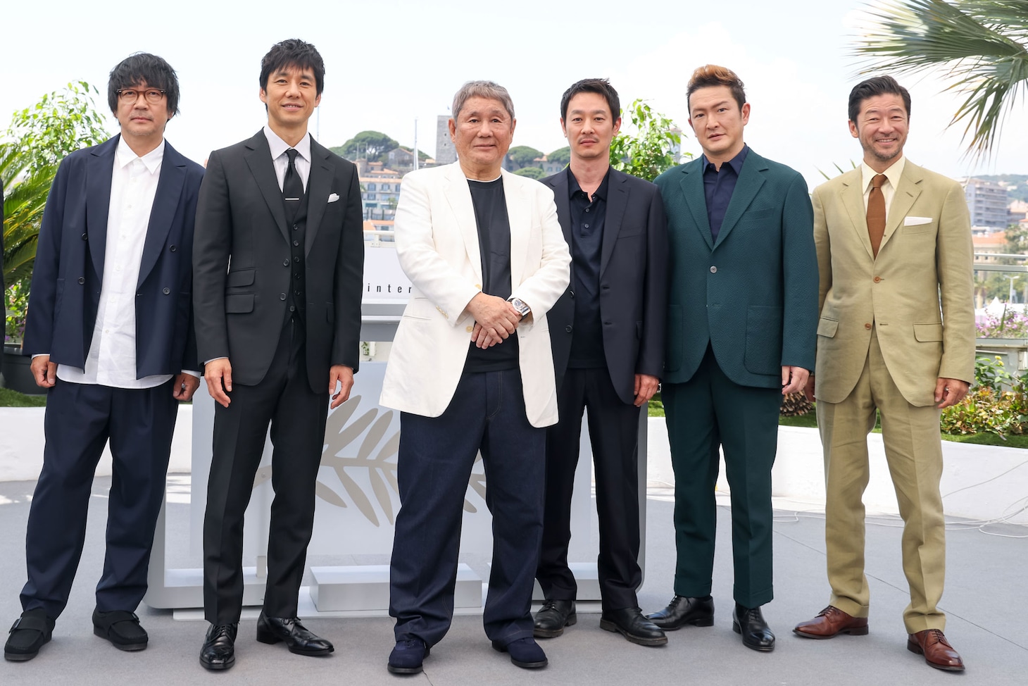 第76回カンヌ国際映画祭でフォトコールに登場した「首」の一同。左から大森南朋、西島秀俊、北野武、加瀬亮、中村獅童、浅野忠信。(c)Kazuko Wakayama