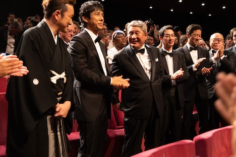 第76回カンヌ国際映画祭でスタンディングオベーションを受ける北野武（中央）ら。(c)Kazuko Wakayama