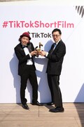 第2回「#TikTokShortFilm コンペティション」授賞式にて、左から上田慎一郎、プロデューサーの鈴木伸宏。