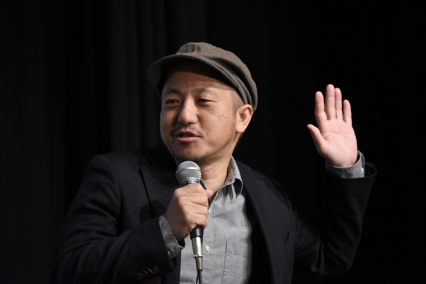 「ドアにへばりついてエンディング曲を聴いていた」と、登壇直前の生田斗真を再現する白石和彌。