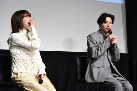 「まさか走って帰る人だとは……」と、撮影を終えた門脇麦（左）の帰宅スピードに驚く生田斗真（右）。