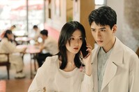 左からチャオ・シン演じる肖瀟、ゴン・ジュン演じる林深。