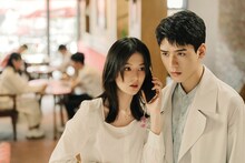 左からチャオ・シン演じる肖瀟、ゴン・ジュン演じる林深。