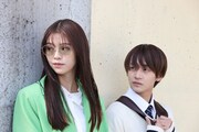 ドラマ「春は短し恋せよ男子。」より、鈴木ゆうか演じる紅（左）と藤井直樹演じる織田偉人（右）。