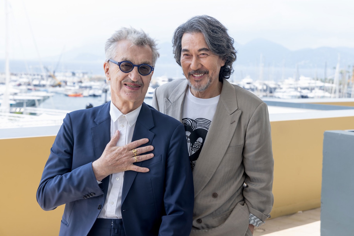 第76回カンヌ国際映画祭にて、左からヴィム・ヴェンダース、役所広司。