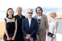 左から中野有紗、田中泯、ヴィム・ヴェンダース、役所広司、アオイヤマダ。