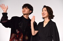 左から磯村勇斗、筒井真理子。