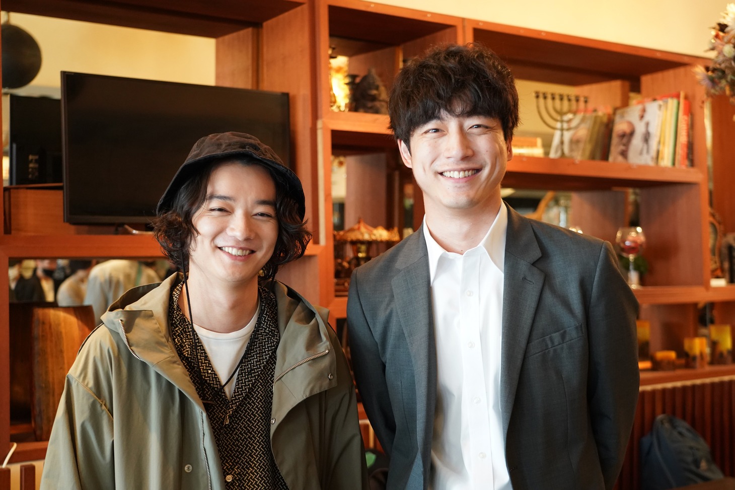 「CODE―願いの代償―」のオフショット。左から染谷将太、坂口健太郎。