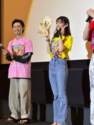 誕生日を祝われる志田こはく（右）。