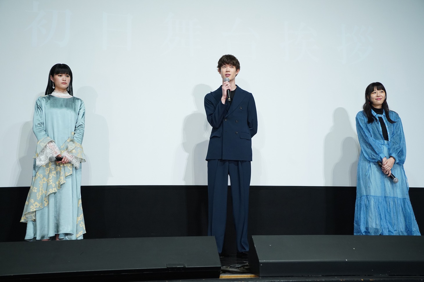 左から小西桜子、宮沢氷魚、葛里華。