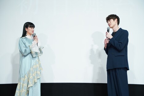 左から小西桜子、宮沢氷魚。