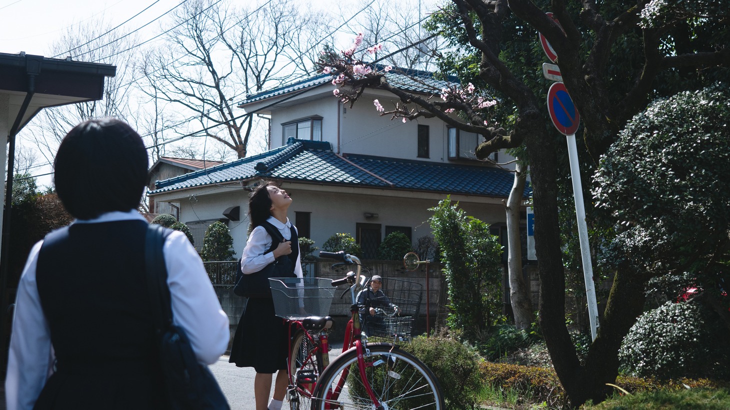 「浮かぶ」場面写真