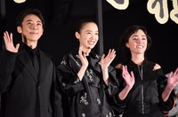 左から高橋一生、飯豊まりえ、美波。