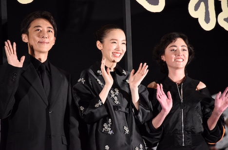 左から高橋一生、飯豊まりえ、美波。