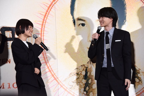 左から杉咲花、神木隆之介。