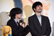松山ケンイチ（右）に「話聞いてる？」とツッコむ神木隆之介（左）。