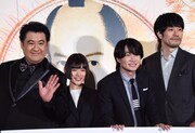 左から小手伸也、杉咲花、神木隆之介、松山ケンイチ。