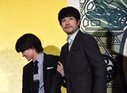 最後までカメラ目線を続ける松山ケンイチ（右）を、舞台袖までエスコートする神木隆之介（左）。