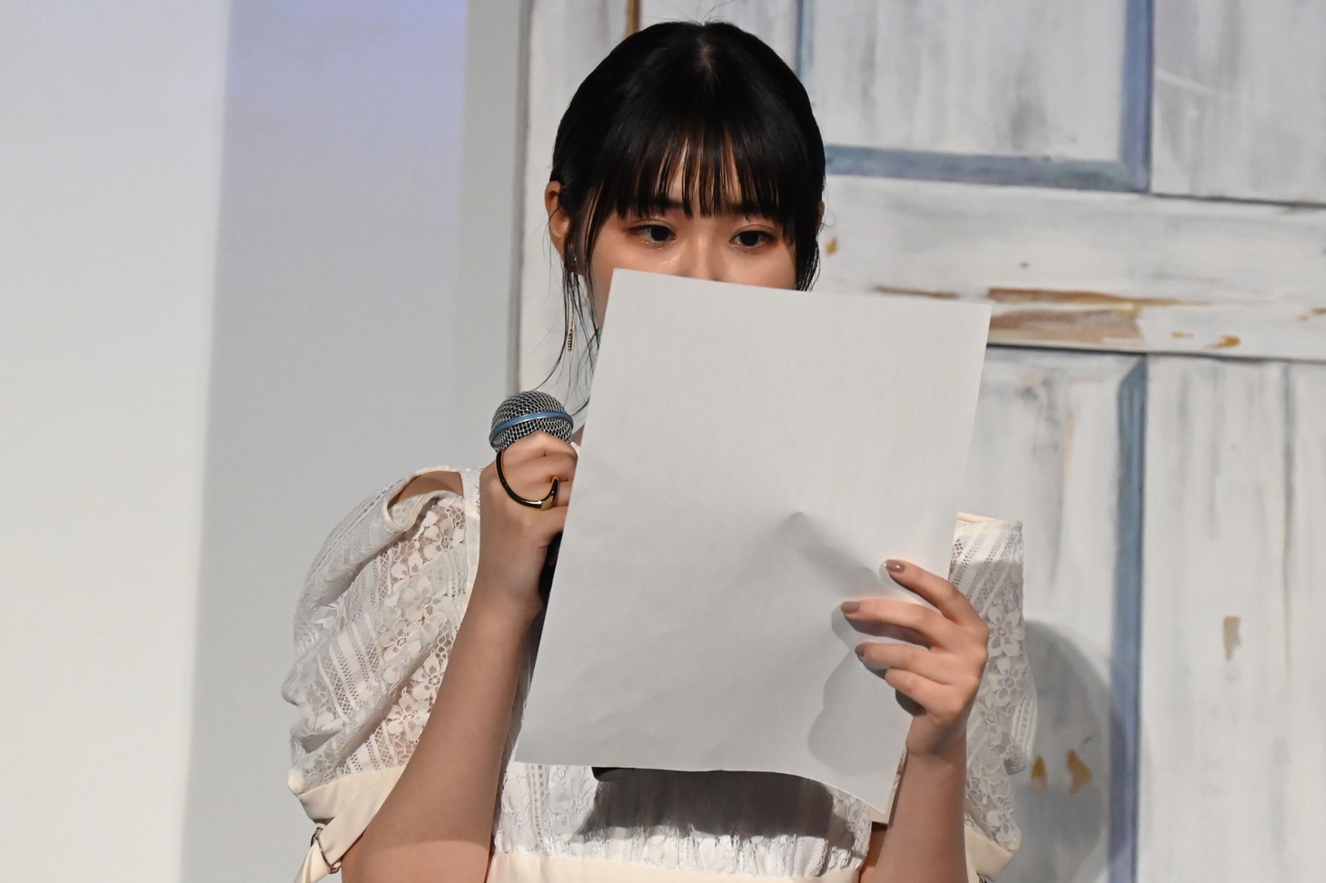 アフレコをする原菜乃華。