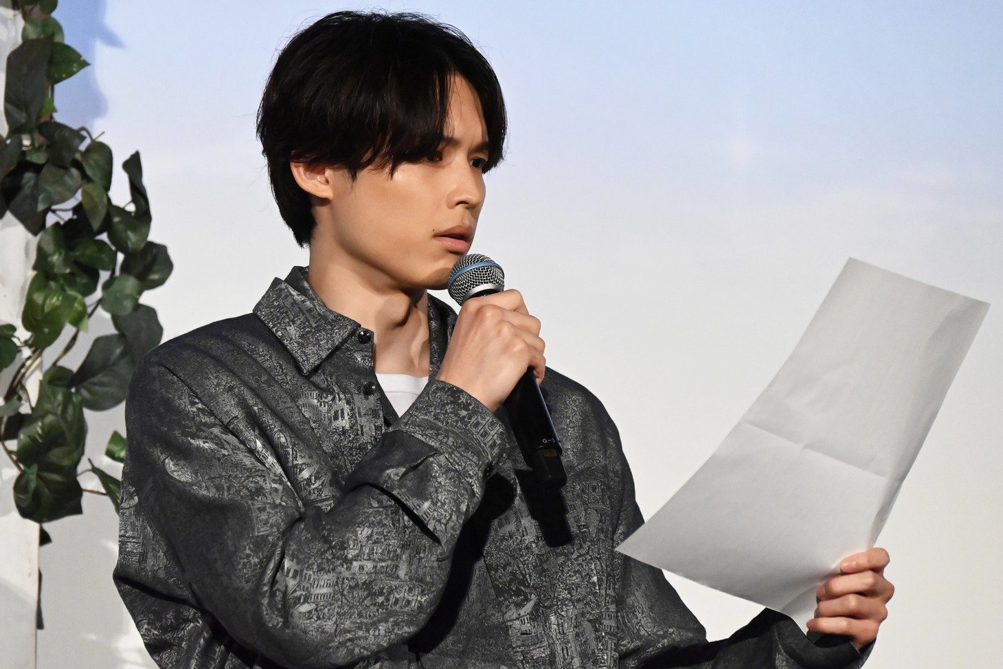アフレコをする松村北斗。