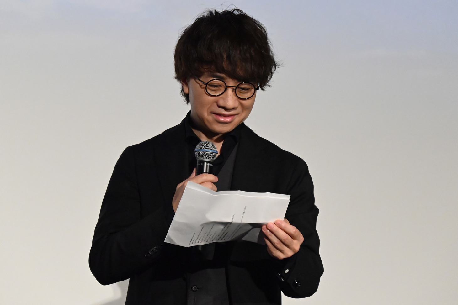 アフレコをする新海誠。
