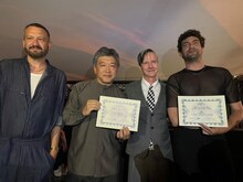 「怪物」クィア・パルム賞受賞の様子。左から2番目が是枝裕和、3番目がジョン・キャメロン・ミッチェル。