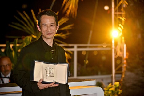 第76回カンヌ国際映画祭で監督賞を受賞した「The Pot-au-Feu（英題）」のトラン・アン・ユン。（写真提供：Abaca Press / Reynaud Julien / APS-Medias / Abaca / Sipa USA / Newscom / ゼータ イメージ）