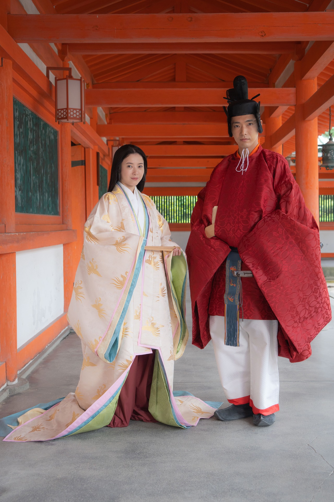 左から吉高由里子、柄本佑。