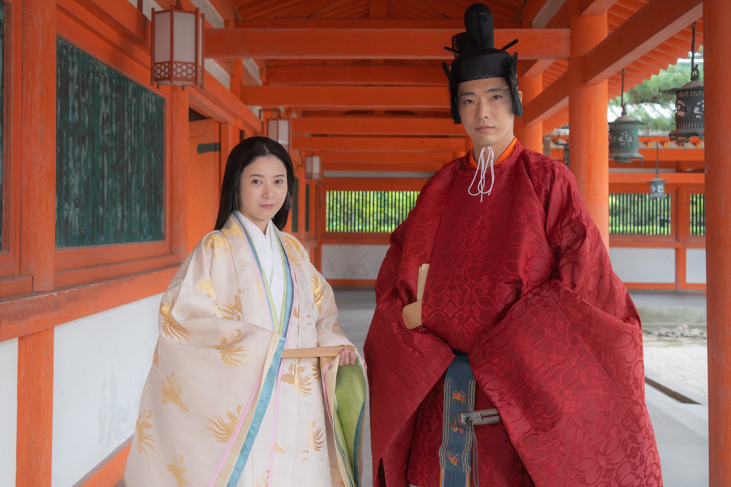 左から吉高由里子、柄本佑。