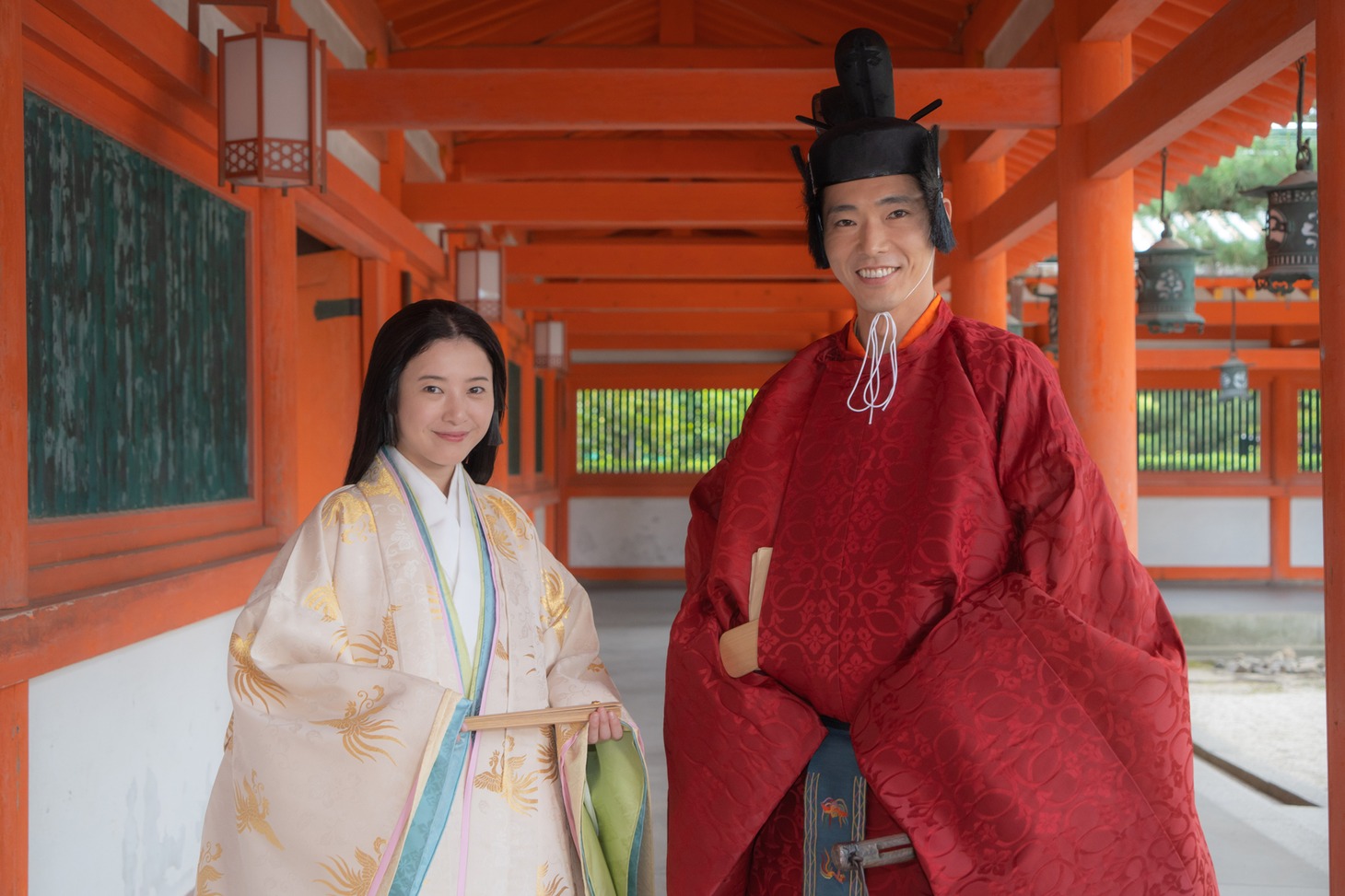 左から吉高由里子、柄本佑。