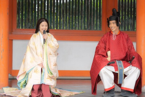 左から吉高由里子、柄本佑。