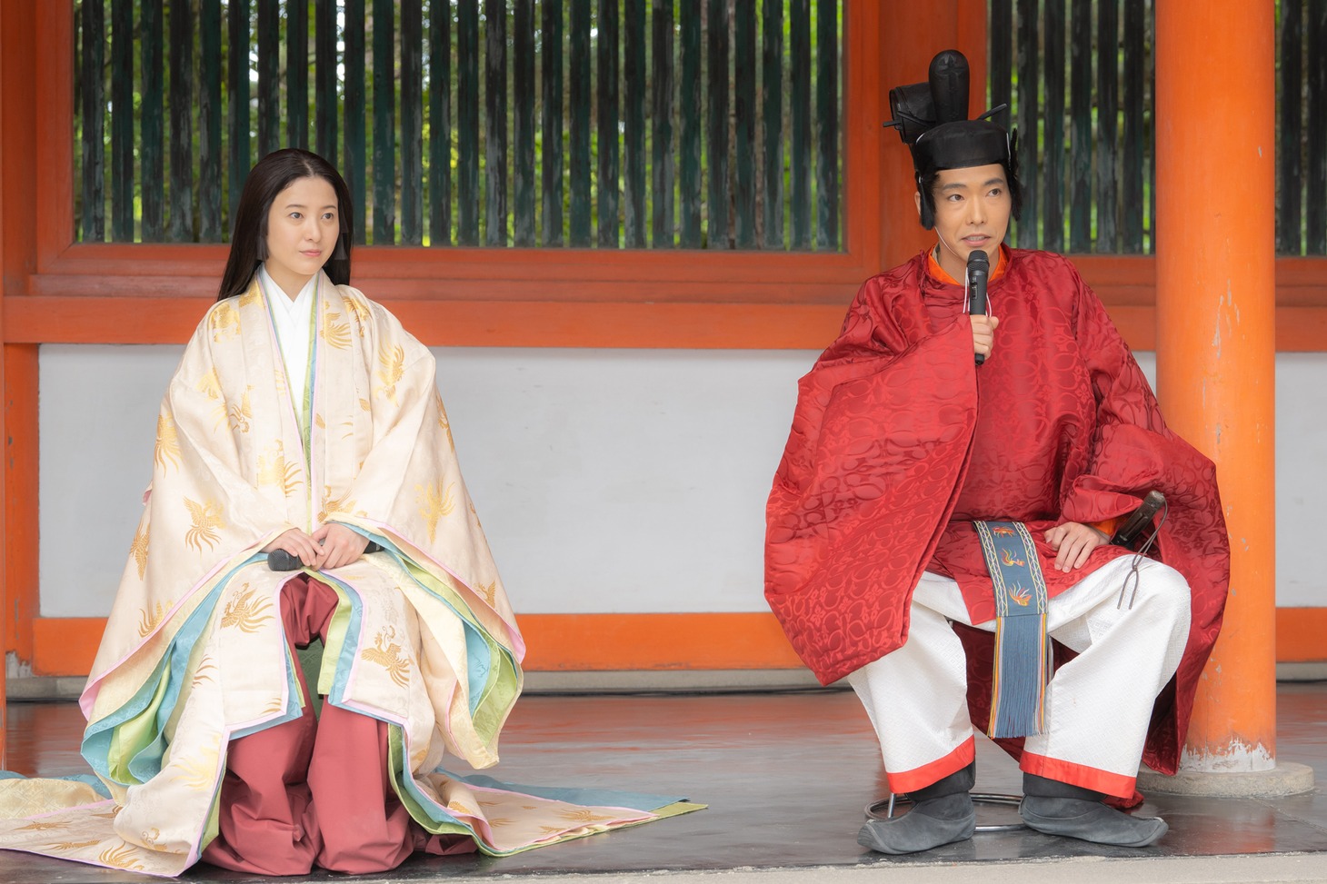 左から吉高由里子、柄本佑。