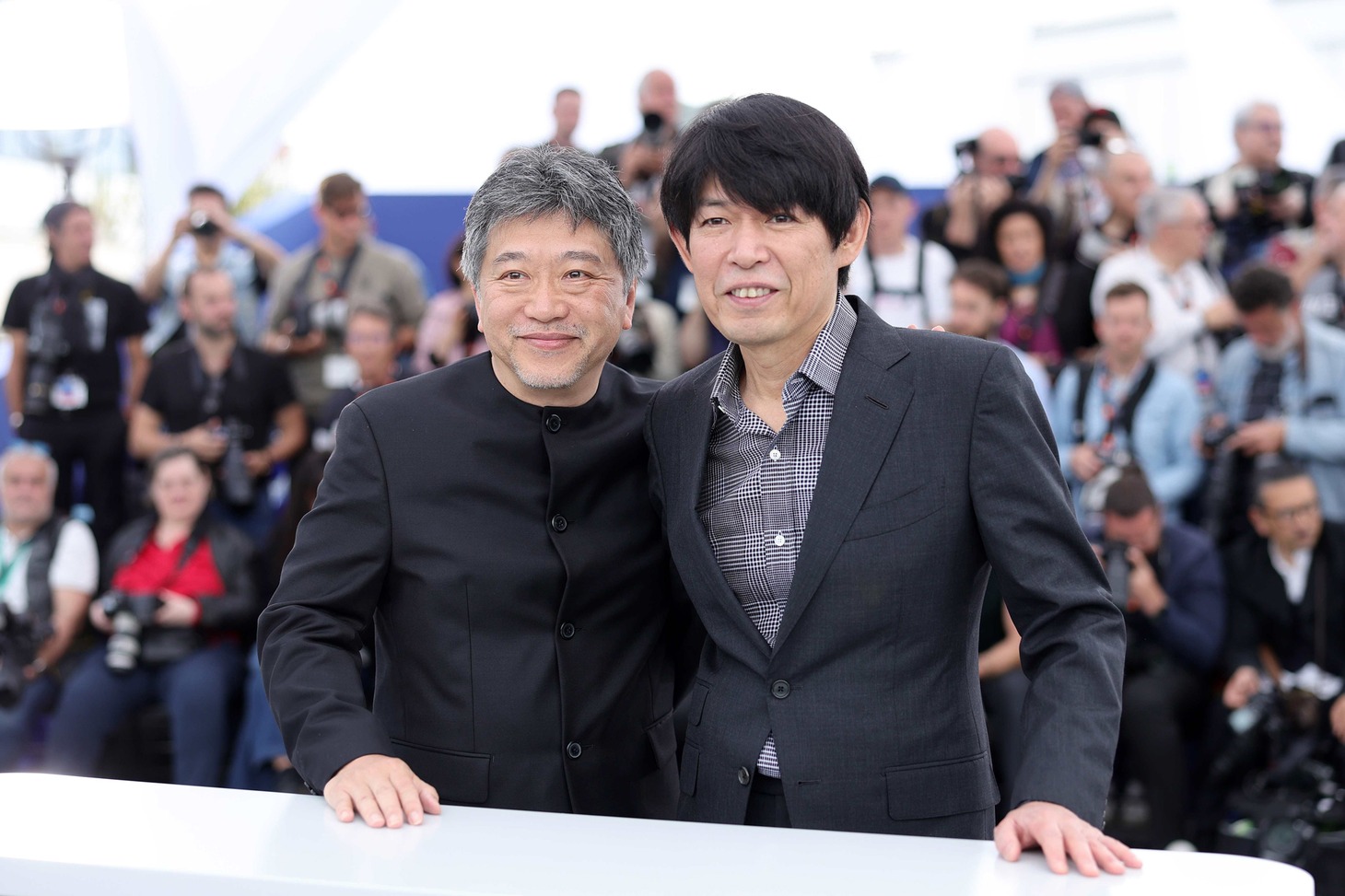 第76回カンヌ国際映画祭フォトコール時の是枝裕和（左）、坂元裕二（右）。