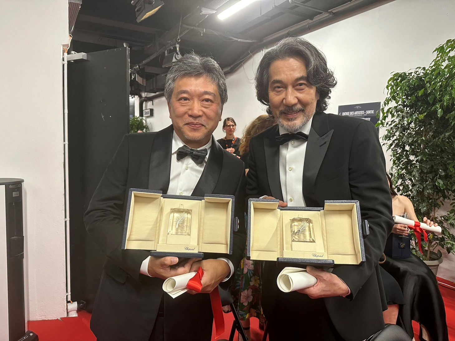 第76回カンヌ国際映画祭の様子。左から脚本賞に輝いた「怪物」の監督・是枝裕和、「PERFECT DAYS（原題）」で男優賞を受賞した役所広司。
