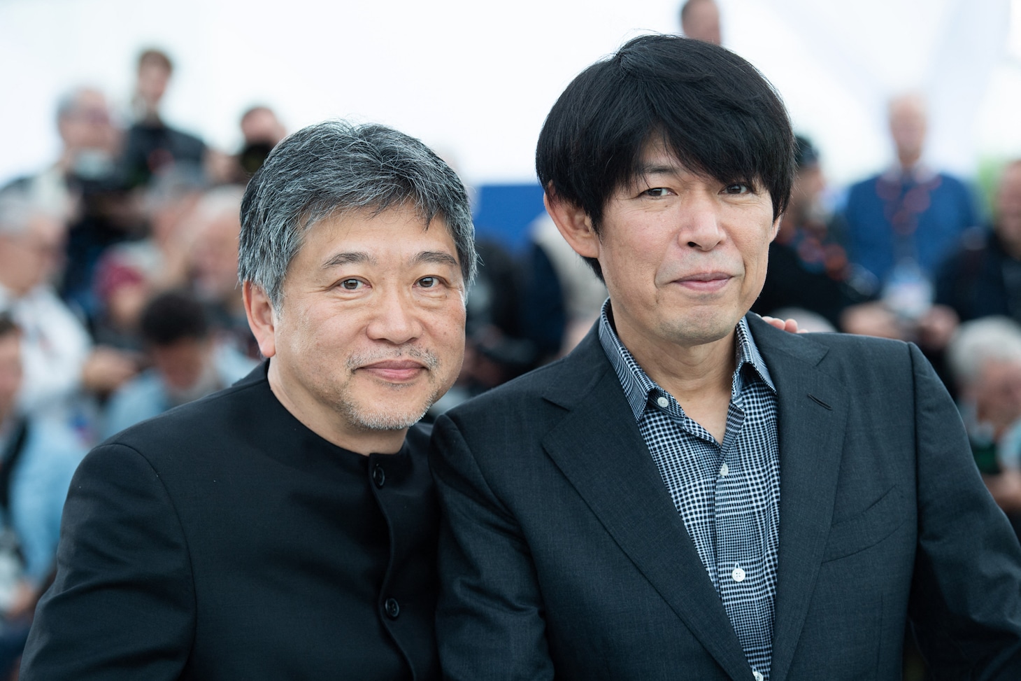 第76回カンヌ国際映画祭フォトコール時の是枝裕和（左）、坂元裕二（右）。（写真提供：Abaca Press / Marechal Aurore / Abaca / Sipa USA / Newscom / ゼータ イメージ）