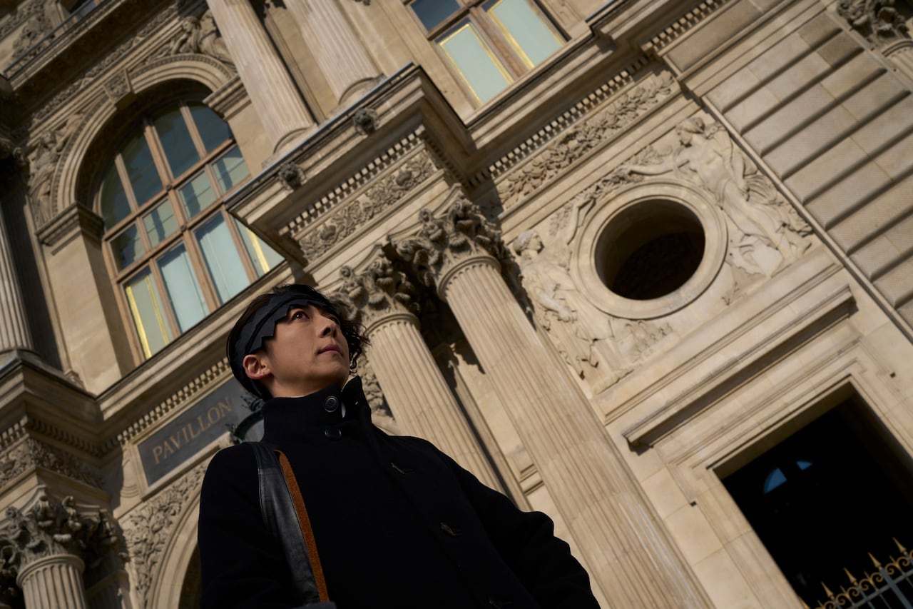 「岸辺露伴」新写真5枚到着、高橋一生と飯豊まりえが暗い倉庫を進むカットも