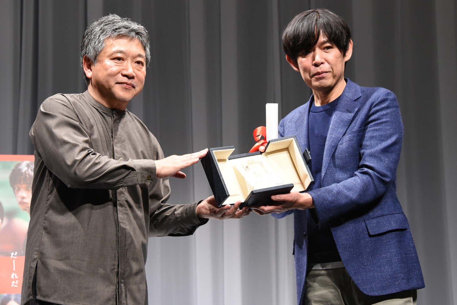 「怪物」凱旋記者会見の様子。左から是枝裕和、坂元裕二。