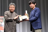 「怪物」凱旋記者会見の様子。左から是枝裕和、坂元裕二。