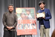 「怪物」凱旋記者会見の様子。左から是枝裕和、坂元裕二。