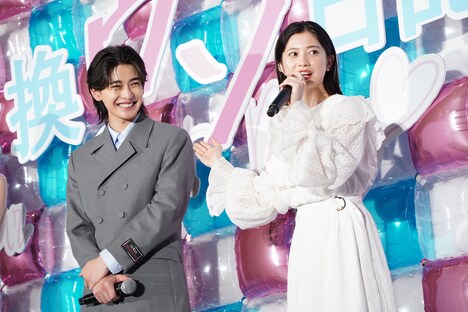 左から高橋文哉、桜田ひより。