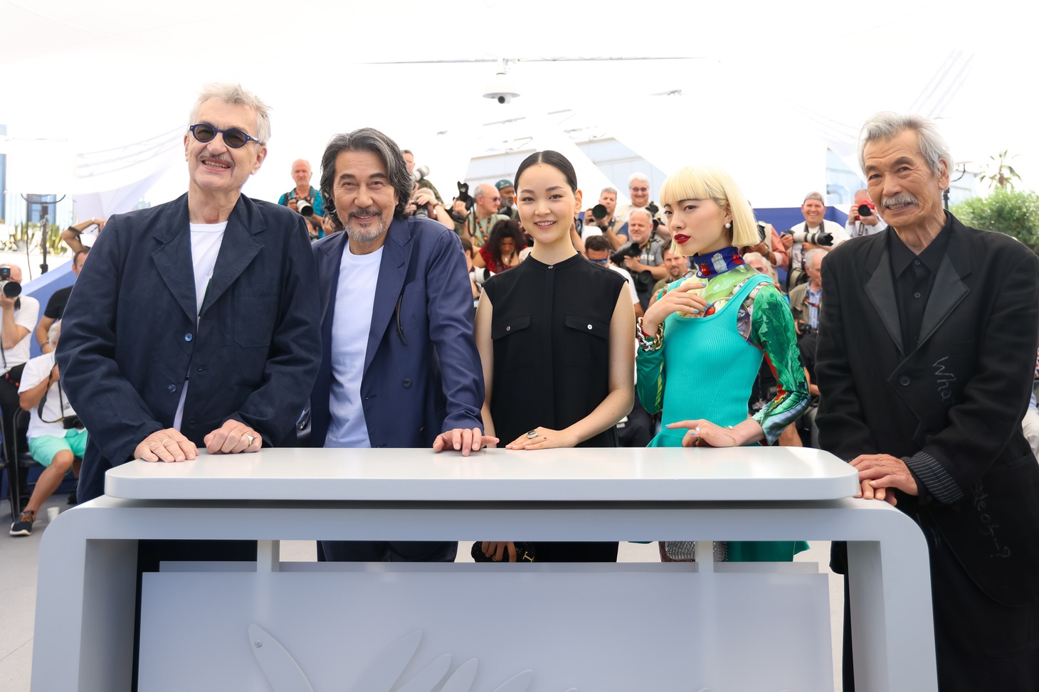 左からヴィム・ヴェンダース、役所広司、中野有紗、アオイヤマダ、田中泯。(c)Kazuko Wakayama