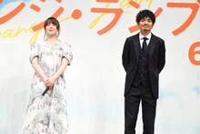 左から貫地谷しほり、和田正人。