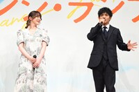 左から貫地谷しほり、和田正人。